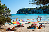 Touristen bei Cala Macarella,Menorca,Balearen,Spanien