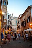 Touristen im historischen Viertel von Ciutadella, Menorca, Balearen, Spanien