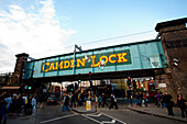 Blick auf Touristen unter der Brücke in Camden Town, Nord-London, London, Großbritannien