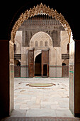 Marokko, Detail des Innenhofs der Medersa Bou Inania, Fes