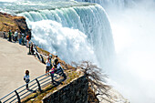 Touristen, die die Aussicht auf die Niagarafälle genießen, Grenze zwischen Ontario und New York, Kanada und Vereinigte Staaten von Amerika