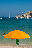 Spanien,Sonnenschirm am Strand von Port Soller,Mallorca