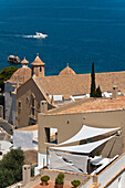 Spanien,Ibiza,Blick auf die schattige Dachterrasse und die Kirche Santo Domingo in Dalt Vila,Ibiza-Stadt