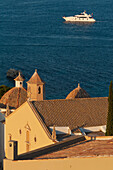 Spanien,Ibiza,Blick über die schattige Dachterrasse und die Kirche Santo Domingo in Dalt Vila,Ibiza-Stadt