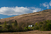 UK,Schottland,Großes weißes Haus unter den Hügeln bei Appin, Argyll und Bute
