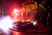 UK,England,East Sussex,Nacht des Freudenfeuers,Lewes,Ablassen einer langen Reihe von Knallkörpern