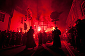 UK,England,East Sussex,Als Mönche verkleidete Menschen von der Southover Bonfire Society führen die große Prozession durch die Straßen von Lewes in der Nacht des Freudenfeuers 2009 an,Lewes