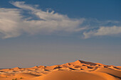Marokko,Sanddüne bei Merzouga in der Wüste Sahara,Erg Chebbi Gebiet
