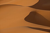 Marokko,Detail von Sanddünen in der Morgendämmerung im Erg Chebbi Gebiet, Sahara Wüste bei Merzouga