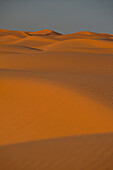Marokko,Detail von Sanddünen in der Abenddämmerung im Erg Chebbi-Gebiet, Sahara-Wüste bei Merzouga
