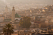 Marokko,Blick auf die Kairaouine-Moschee und die Medina von Fez in der Morgendämmerung,Fez