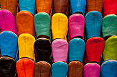 Marokko,Bunte Auswahl an Babouche-Pantoffeln zum Verkauf in einem Souk,Marrakesch