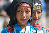 Schöne traditionelle Tänzerin bei der Eröffnungsparade des Ladakh-Festivals. Das Ladakh-Festival findet jedes Jahr in den ersten beiden Septemberwochen statt und zelebriert die lokale Kultur durch Tanz und Sport. Ladakh, Provinz Jammu und Kaschmir, Indien