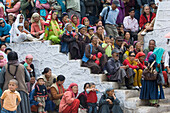 Zuschauer bei der Eröffnungsparade des Ladakh-Festivals. Das Ladakh-Festival findet jedes Jahr in den ersten beiden Septemberwochen statt und zelebriert die lokale Kultur durch Tanz und Sport. Ladakh, Provinz Jammu und Kaschmir, Indien