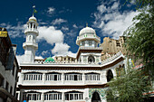 Jama-Masjid-Moschee mit dem Leh-Palast dahinter. Leh war die Hauptstadt des Himalaya-Königreichs Ladakh, das heute zum Distrikt Leh im indischen Bundesstaat Jammu und Kaschmir gehört. Leh liegt auf einer Höhe von 3.500 Metern (11.483 ft).