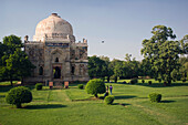 Der Sheesh Gumbad. Lodi Gardens ist ein schöner Park in Delhi, der bei indischen Paaren und Familien sehr beliebt ist. Er erstreckt sich über 90 Hektar und umfasst verschiedene Gräber der Lodi-Dynastie, die im 16. Jahrhundert über Nordindien herrschte, und der früheren Sayyid-Dynastie