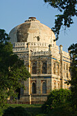 Der Sheesh Gumbad, Lodi Gärten, Delhi. Lodi Gardens ist ein schöner Park in Delhi, der bei indischen Paaren und Familien sehr beliebt ist. Er erstreckt sich über 90 Hektar und beherbergt verschiedene Gräber der Lodi-Dynastie, die im 16. Jahrhundert über Nordindien herrschte, sowie die e