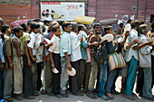Männer stehen für kostenloses Essen in Old Delhi Schlange. Alt-Delhi ist nach wie vor das chaotische Herz der heutigen Metropole. Die Straßen sind baufällig und überfüllt, und es herrscht ein reges Treiben. Die Stadt wurde 1639 vom Mogulkaiser Shahjahan gegründet und blieb die Mug