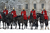 Soldaten der Life Guards bei der Horse Guard's Parade in einem Schneesturm,London,Großbritannien
