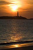 Die Strände der Atlantikküste Südspaniens - die Costa de La Luz. Der Leuchtturm von Cabo (Kap) Trafalgar bei Sonnenuntergang. Andalusien,Spanien