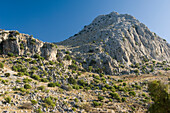 Felsvorsprung oberhalb des Dorfes Villaluenga del Rosario im Parque natural de la Sierra de Grazalema. Andalusien,Spanien