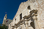 Der Alamo mit dem Emily-Morgan-Gebäude und Hotel im Hintergrund, San Antonio, Texas, USA