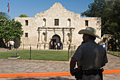 Ein State Trooper vor dem Alamo Fort,San Antonio,Texas,Usa
