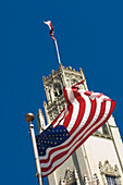 US-Flagge (Sterne und Streifen) vor dem Emily-Morgan-Gebäude und -Hotel,San Antonio,Texas,USA