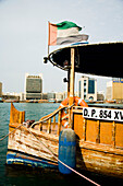 VAE,Bussling Wasserstraße Verkehr von Dubai Creek. Kleine Fähren, Fischerboote und private Boote kreuzen die schmale Wasserstraße im Zentrum Dubais. Hochhäuser beleben die Skyline am Wasser, Dubai