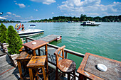 Serbien,Donau,Belgrad,schwimmend auf dem Fluss,Kleines Boot fährt vorbei,Tische und Stühle. Cafe Bars
