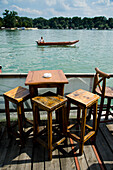 Serbien, Donau, Belgrad, schwimmend auf dem Fluss, Kleines Boot fährt vorbei, Tische und Stühle. Cafe Bars