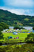 Nord-Wales. UK,Snowdonia National Park,Nantgwynant,Fluss und See,Llyn Gwynant Campsite,umgeben von Hügeln,Bunte Zelte & Wohnwagen im Tal