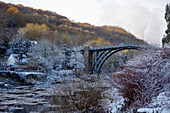 Ironbridge Gorge und die erste Eisenbrücke der Welt, Eisschollen im Fluss Severn, Großbritannien