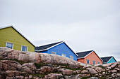 Farbenfrohe Häuser in der Umgebung von Ilulissat an der Westküste von Grönland.