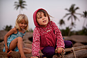 Kinder spielen zusammen im Urlaub in Indien, Patnum Beach, Goa, Indien.