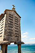 Horreo oder traditioneller Getreidespeicher in Corrubedo, Galicien, Spanien