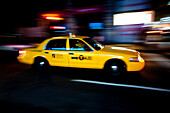 Ny Taxi bei Nacht in Manhattan, New York, USA