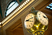 Antike Uhr im Inneren des Grand Central Terminal, Murray Hill, Manhattan, New York, USA