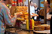 Mann verkauft Hot Dogs in Midtown Manhattan, New York, USA