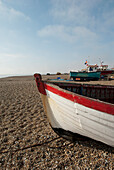 Fischerboote, die am Strand von Aldeburgh, Suffolk, Großbritannien, ans Ufer gezogen wurden