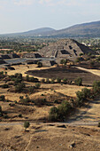 In der Nähe von Mexiko-Stadt, Mexiko, archäologische Stätte von Teotihuacan, Blick von der Sonnenpyramide auf die Mondpyramide
