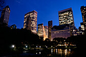 Gebäude in Midtown Manhattan, vom South Central Park in der Abenddämmerung aus gesehen, New York City, New York, Vereinigte Staaten von Amerika