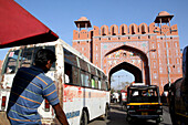 Ajmer Gate, das berühmteste Tor und der Eingang zur alten ummauerten Stadt in Jaipur, Hauptstadt von Rajasthan, Indien, März. Jaipur, Bundesstaat Rajasthan, Indien.