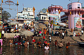 Beten und Baden im heiligen Wasser am Dashashwamedh Ghat, dem berühmtesten und zentralsten Badeghat. Die Kultur von Varanasi ist eng mit dem Fluss Ganges und seiner religiösen Bedeutung verbunden und gilt als "religiöse Hauptstadt Indiens".