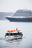 Dänemark,Grönland,Touristisches Kreuzfahrtschiff im Hafen,Qaqortoq (Julianehab)