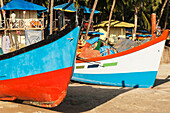 Indien,Buntes Fischerboot am Palolem-Strand,Goa