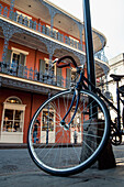 USA,Louisiana,French Quarter,New Orleans,Fahrrad an Laternenpfahl gekettet