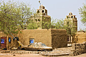 Niger, Zentralniger, Region Tahoa, Blick auf die traditionelle Moschee aus Lehmziegeln im Hintergrund, Dorf Yaama