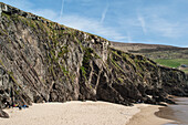 UK,Ireland,County Kerry,Dingle,Slea Head,Coumeenoole,Surfers gathered on beach