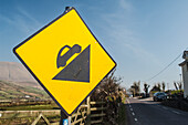 UK,Irland,County Kerry,Dingle,Steile Straße mit Warnschild auf dem Weg zum Conor Pass